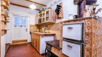 Traditional Cottage | Private kitchen | Espresso maker, coffee/tea maker, electric kettle