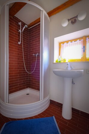 Cottage Tradizionale | Bagno | Doccia, doccia idromassaggio, set di cortesia firmato, asciugacapelli