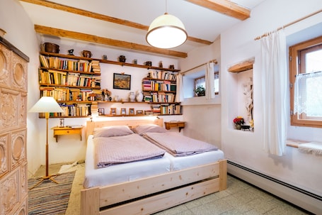 Traditional Cottage | 5 bedrooms, premium bedding, minibar, in-room safe