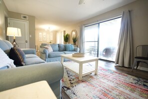 Een smart-tv en boeken