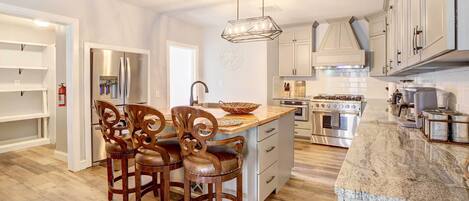 Coffee/tea maker, fridge, microwave, stovetop