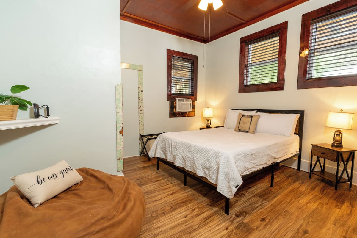 Vintage Room | 1 bedroom, individually decorated, individually furnished