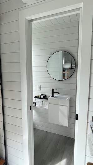 Suite estudio de diseño, 1 cama de matrimonio, patio, en la zona del patio | Baño | Ducha, artículos de higiene personal gratuitos, toallas y jabón