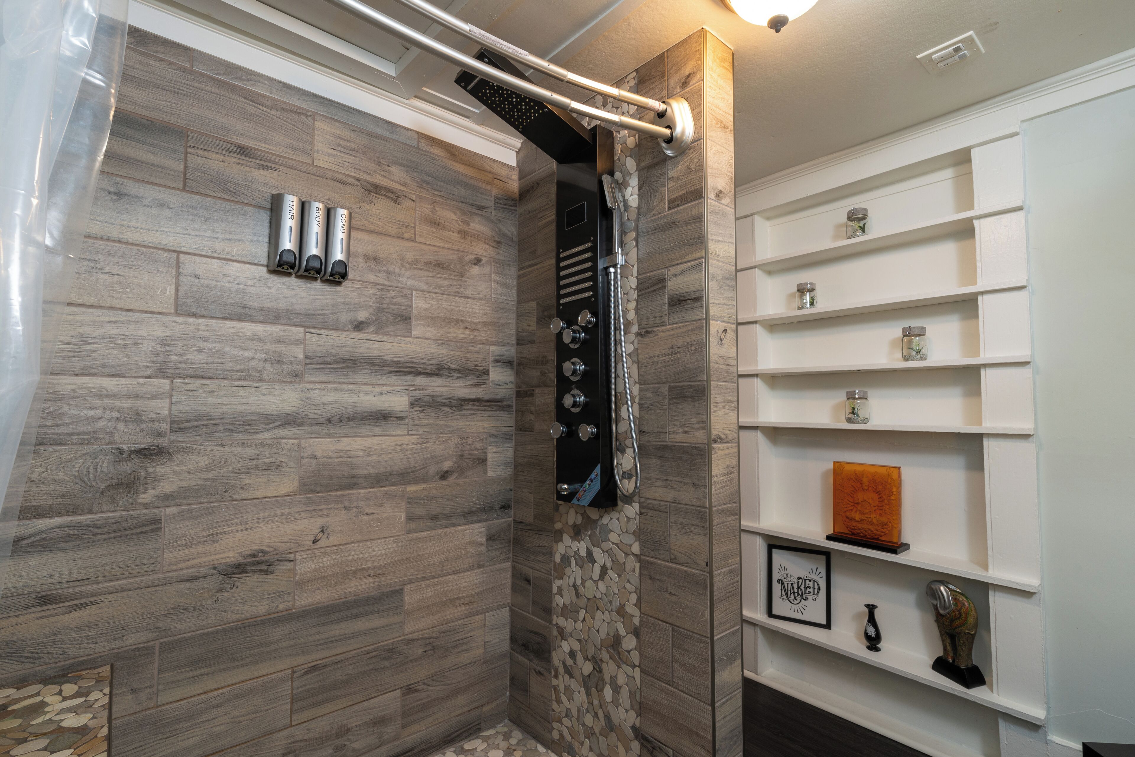 Luxury-Studio, Kochnische, Stadtblick | Badezimmer | Dusche, Regendusche, kostenlose Toilettenartikel, Haartrockner