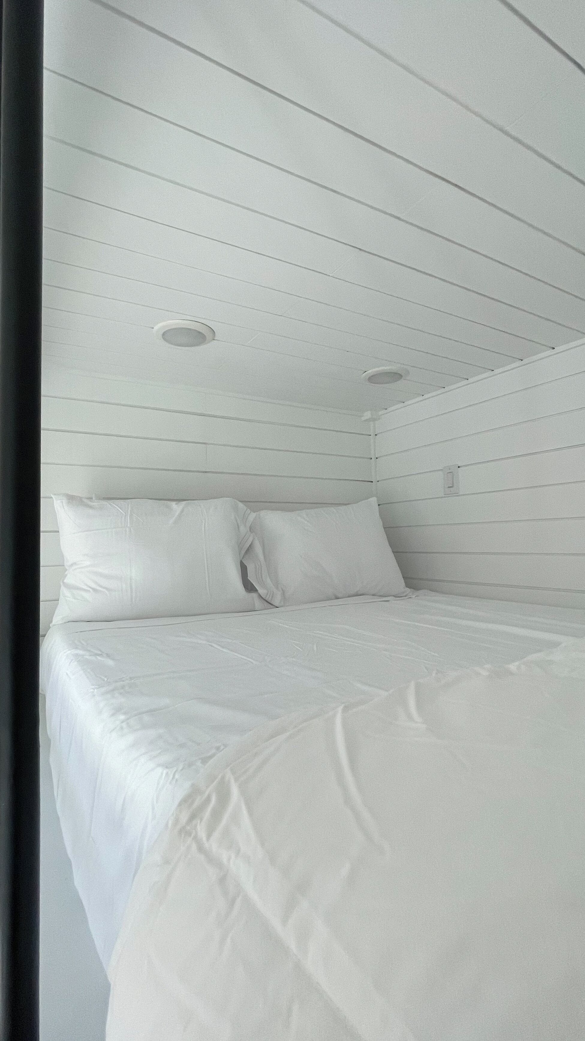 Suíte estúdio design, 1 cama Queen, varanda, no pátio | Camas Tempur-Pedic, espaço de trabalho para notebook, Wi-Fi de cortesia