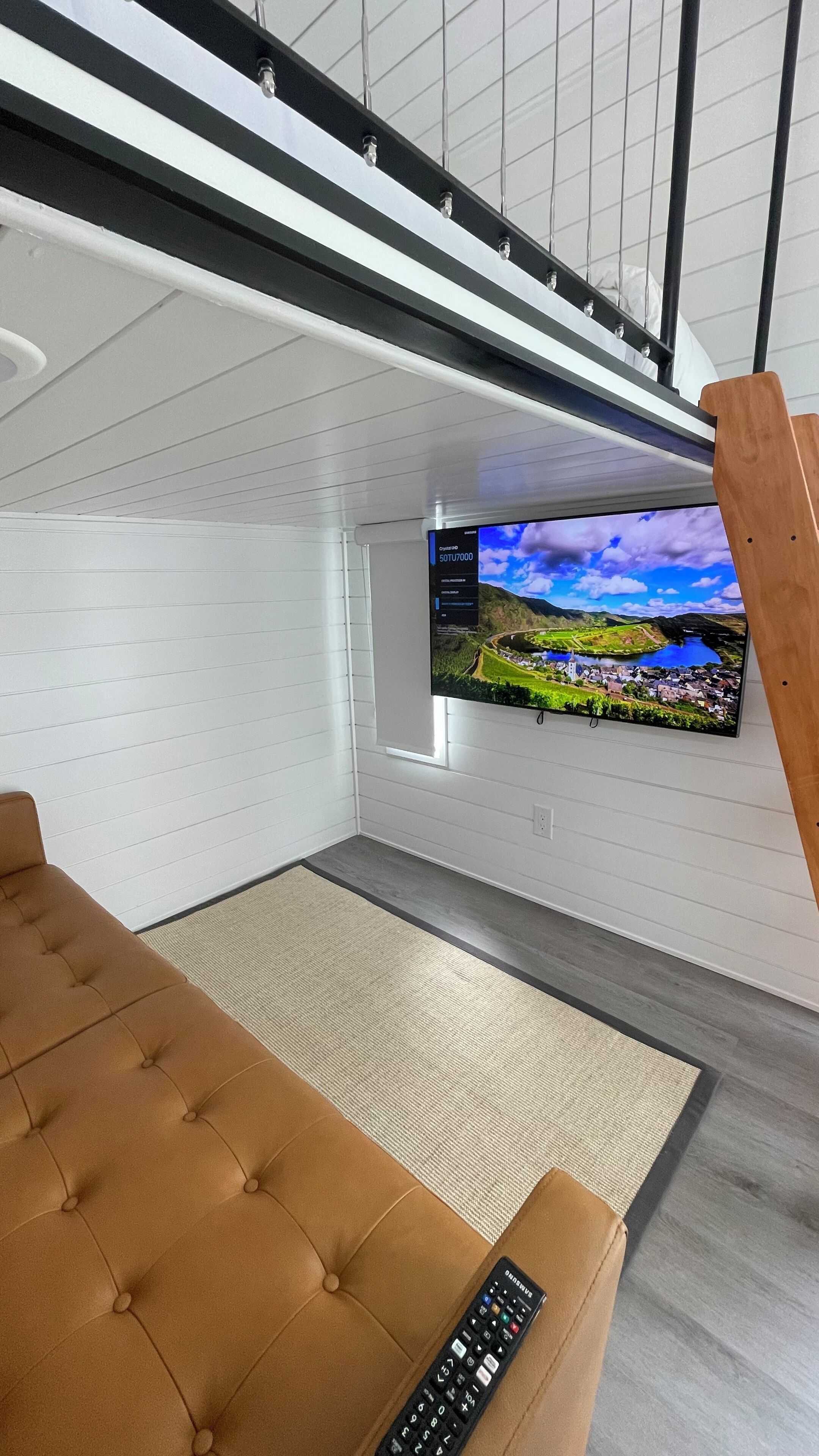 Suite monolocale Design, 1 letto queen, patio, sul cortile | Area soggiorno | Smart TV 50 pollici con canali digitali