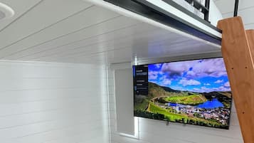 Suite monolocale Design, 1 letto queen, patio, sul cortile | Area soggiorno | Smart TV 50 pollici con canali digitali