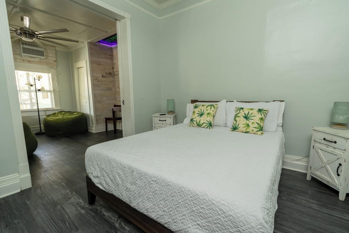 Green Room | 1 bedroom, individually decorated, individually furnished