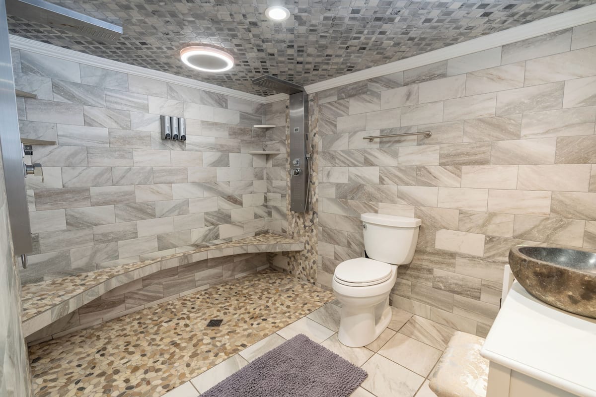 Florida Room | Bathroom | Shower, free toiletries, towels, soap