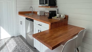 Studiosvit Design - 1 queensize-säng - uteplats - innergård | Eget pentry | Mikrovågsugn, kaffe- och tebryggare, vattenkokare och brödrost