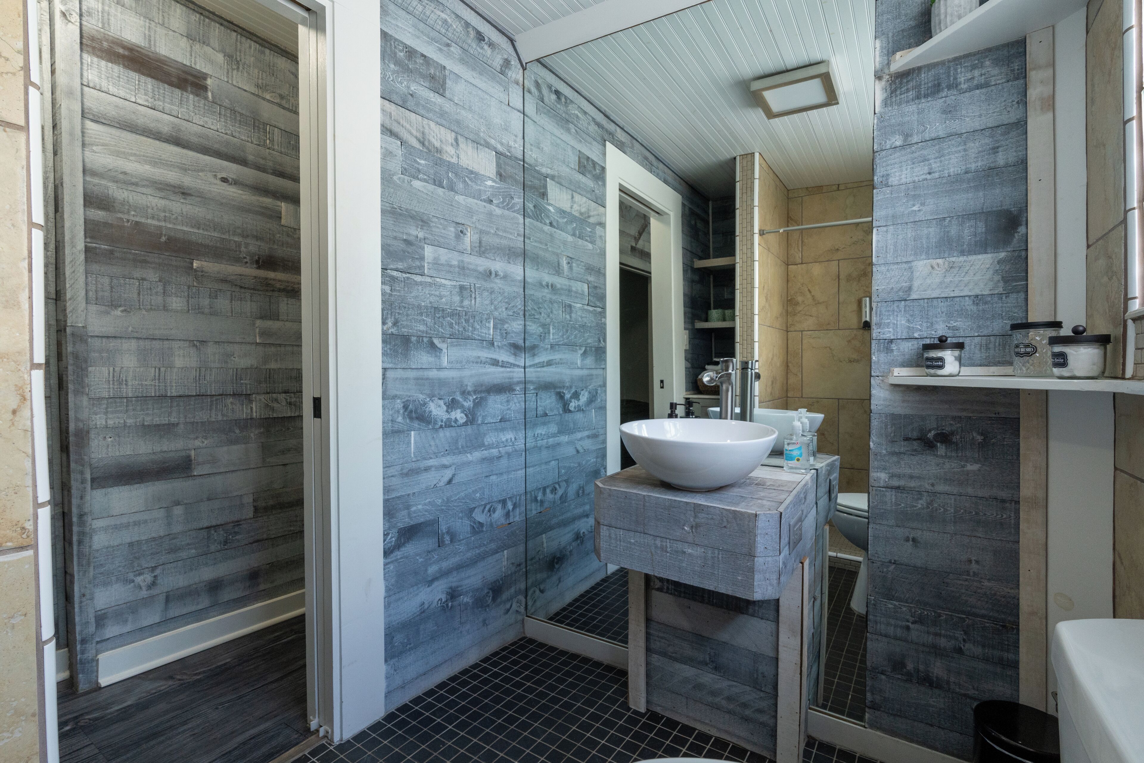 Design Apartment, 1 Queen Bed, Lanai, Courtyard View | Bathroom | Shower, rainfall showerhead, free toiletries, hair dryer