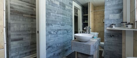 Leilighet – design, 1 queensize-seng, lanai, bakgårdsutsikt | Bad | Dusj, regndusjhode, toalettartikler (inkludert) og hårføner