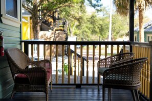 Leilighet – design, 1 queensize-seng, lanai, bakgårdsutsikt | Utsikt mot gårdsplass