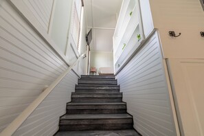 Estudio clásico, 1 cama de matrimonio, cocina, vistas a la ciudad | Zona de estar | Smart TV de 40 pulgadas con canales digitales, además de Netflix, Hulu