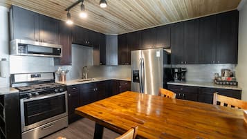 Treehouse Suite | Private kitchen | Mini-fridge, microwave, coffee/tea maker, toaster