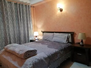 2 slaapkamers, een bureau, een strijkplank/strijkijzer, wifi