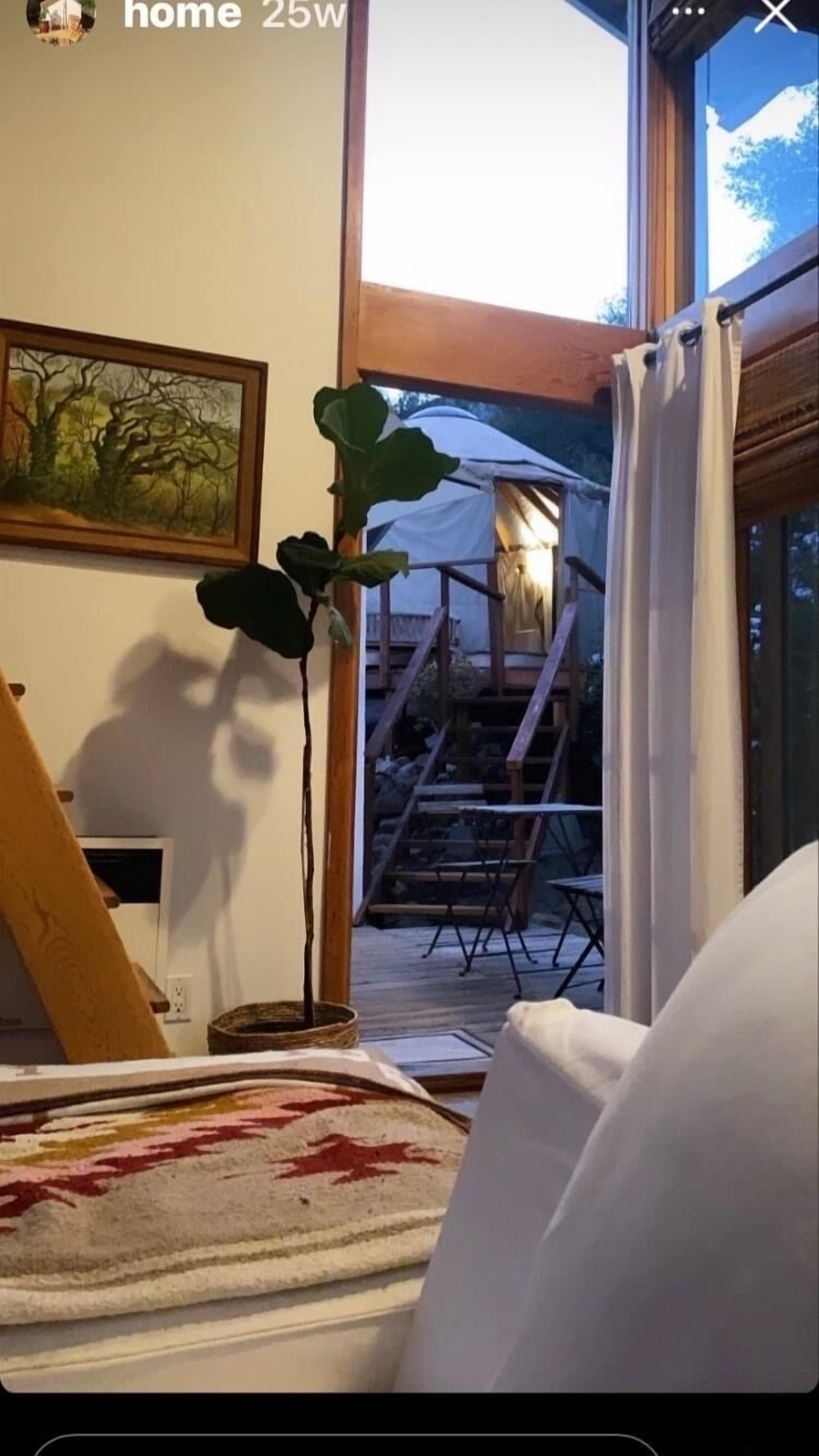 Unique Cottage in topanga w/ Yurt and romantic outdoor tubs