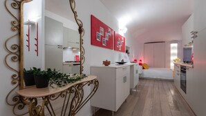 Eine moderne Wohnung mit Küche, Essbereich und Schlafzimmer.