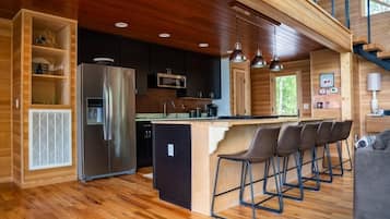 Een koelkast, een magnetron, een kookplaat, een vaatwasser