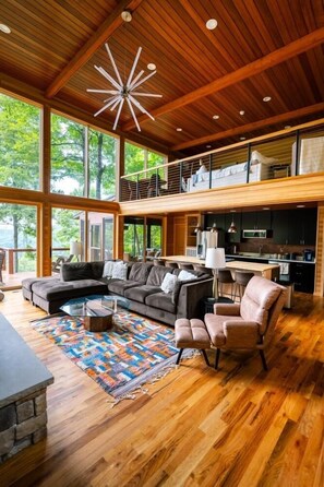 Een smart-tv, een open haard, een muziekbibliotheek en een stereo