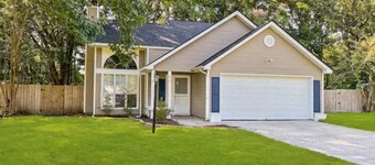 Paramour: huge yard home with ground floor bedroom 25 min to Charleston