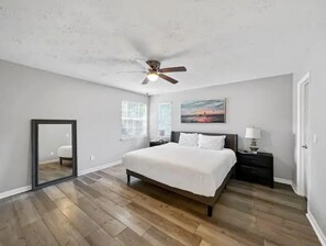 Tabla de planchar con plancha, cuna de viaje, wifi gratis y ropa de cama