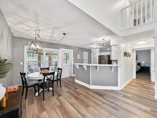 Paramour: huge yard home with ground floor bedroom 25 min to Charleston