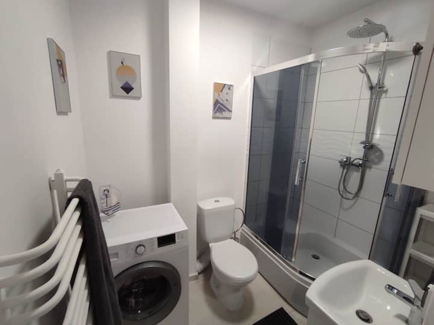 Een haardroger, handdoeken, zeep, toiletpapier