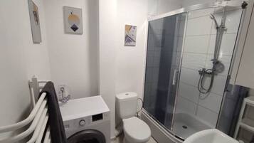 Een haardroger, handdoeken, zeep, toiletpapier