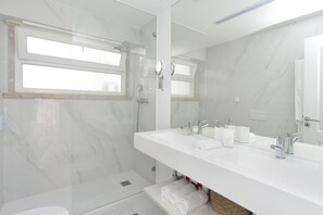 Handtücher, Seife, Shampoo, Toilettenpapier