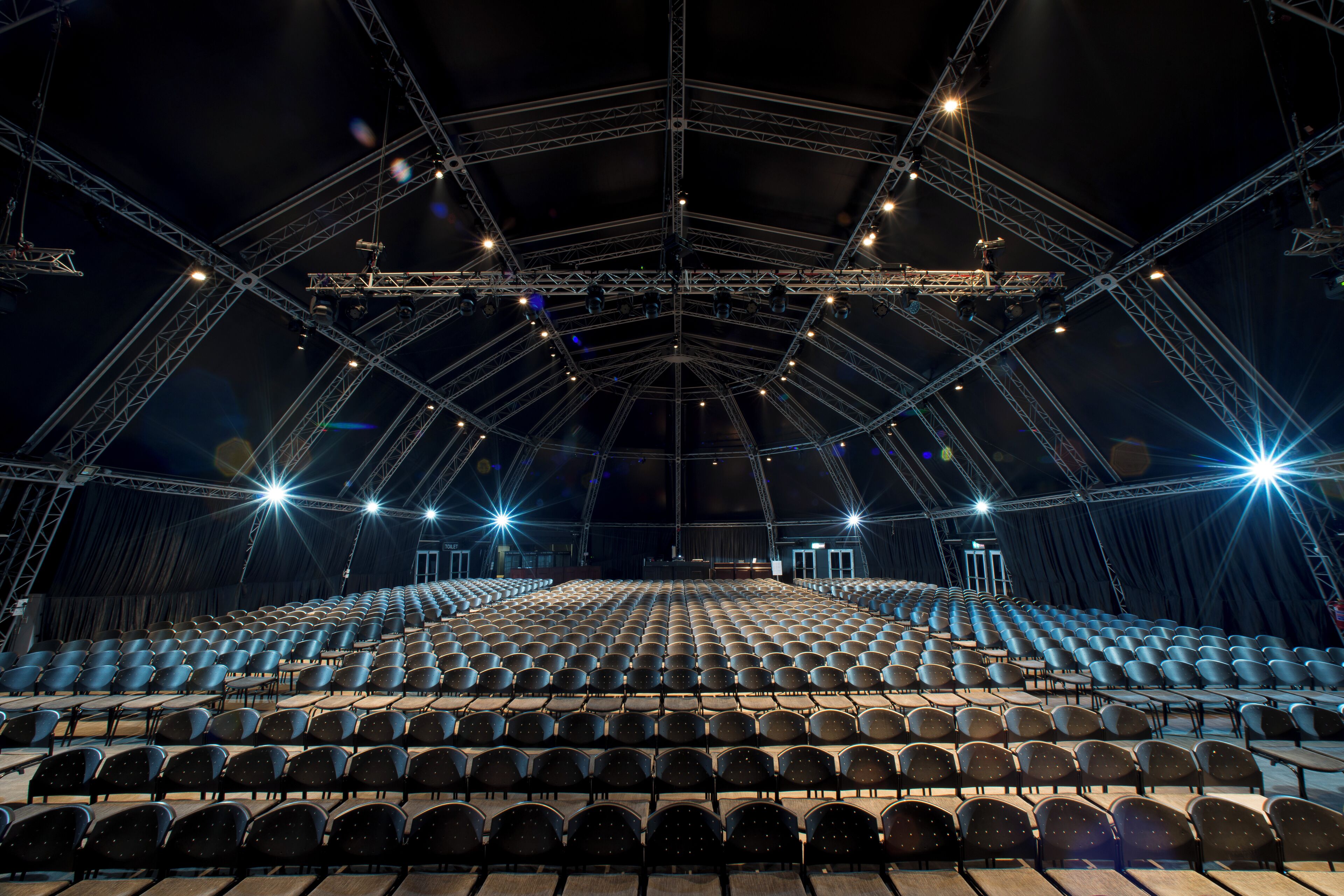 Un amphithéâtre intérieur doté de gradins et d’une scène.