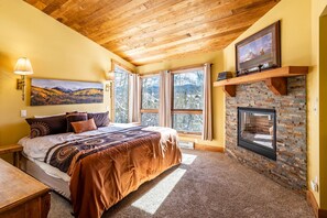 3 bedrooms, iron/ironing board, travel crib, free WiFi