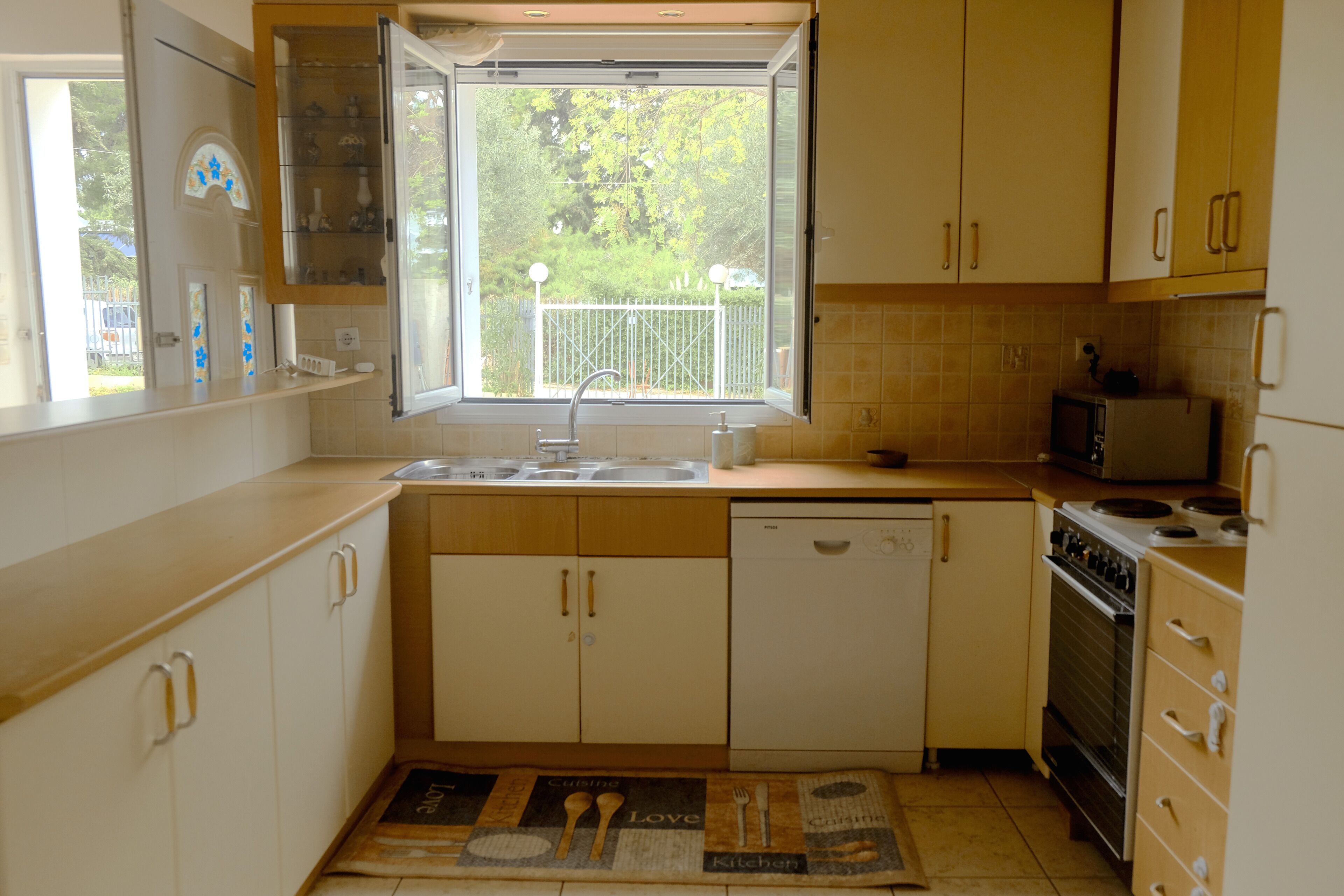 Seaside 5 Bedroom Spacious Villa close to airport