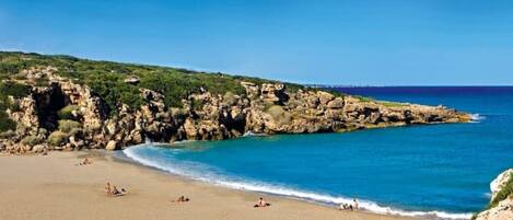 Chaises longues, serviettes de plage