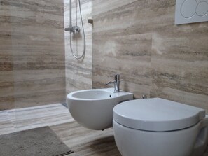 Doccia, asciugacapelli, bidet, asciugamani