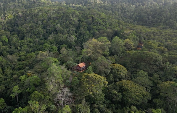 Vista frontal de la propiedad