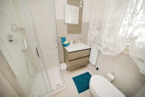 Douche, sèche-cheveux, serviettes fournies, savon