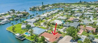 Water's Edge Retreat: 3B/2B Canal Front Home