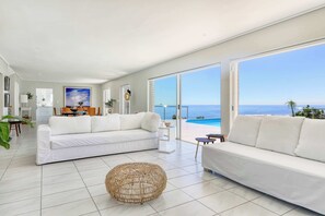 TV, offices - Callisto Camps Bay - Villa with Pool & Ocean Views (Cape Town)