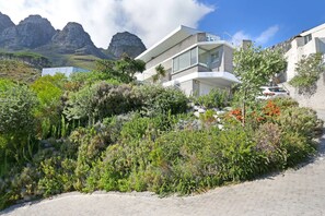 Exterior - Callisto Camps Bay - Villa with Pool & Ocean Views (Cape Town)
