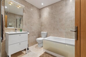 Ensemble douche/baignoire, sèche-cheveux, serviettes fournies