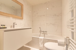 Dusche, Haartrockner, Handtücher, Seife