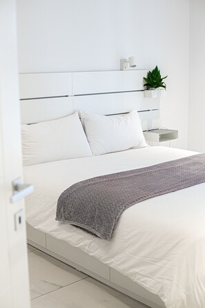 3 chambres, bureau, fer et planche à repasser, lit parapluie