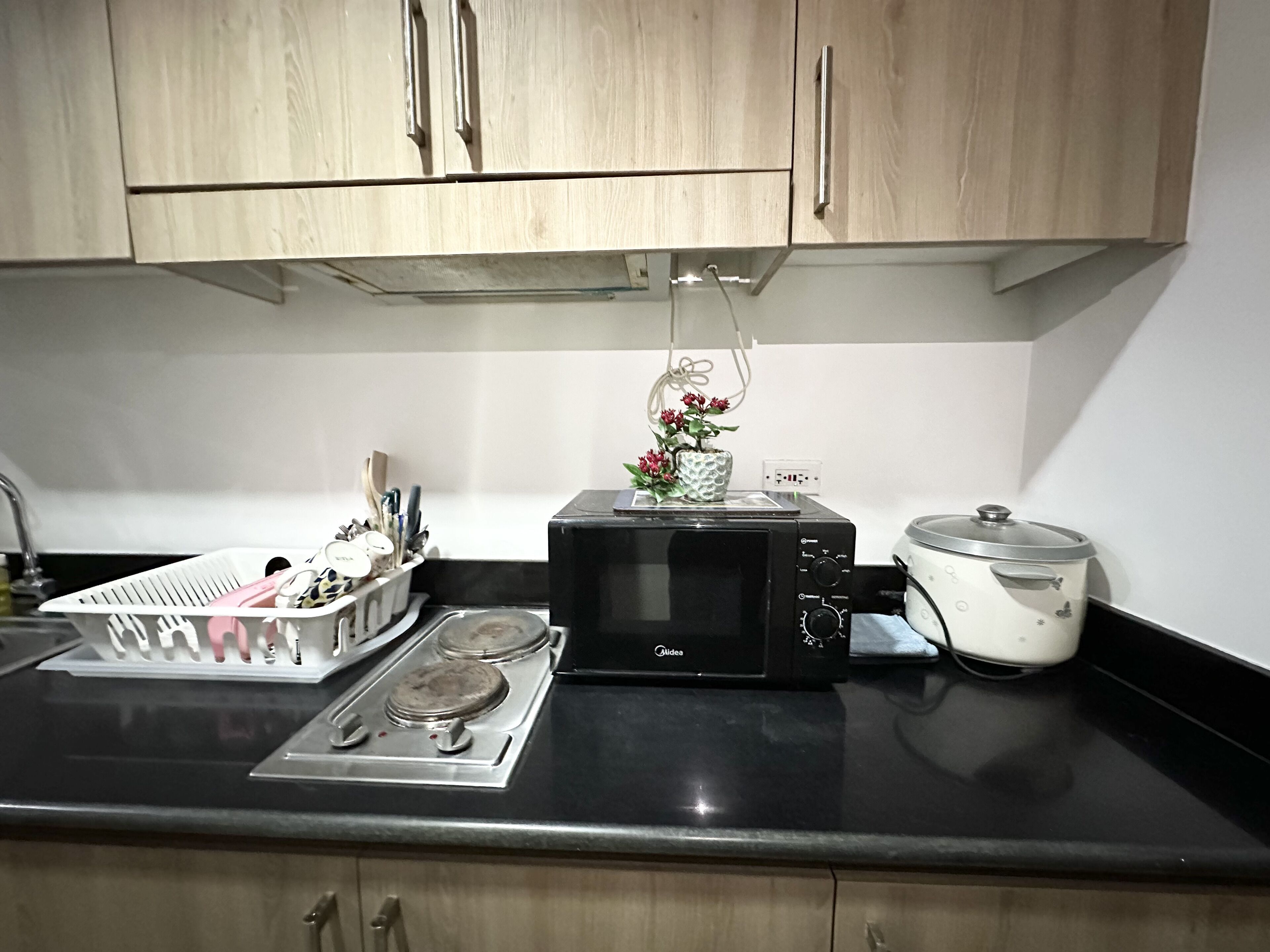 Kjøleskap, mikrobølgeovn og vannkoker