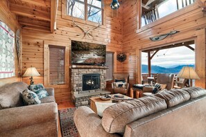 Smart TV, chimenea, futbolito, libros