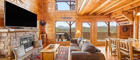 Smart TV, caminetto, tavolo da calcetto, libri