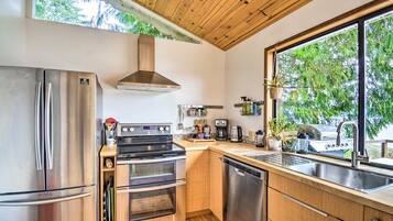 Frigorífico, microondas, horno y placa de cocina