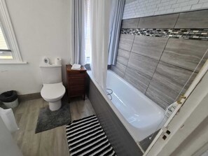 Casa | Baño | Regadera, tina profunda, secadora de cabello, toallas