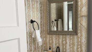Secador de cabelo, toalhas de banho, sabonete, shampoo