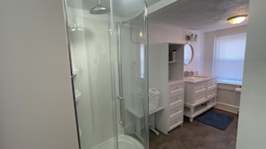 淋浴设施、吹风机、毛巾、肥皂